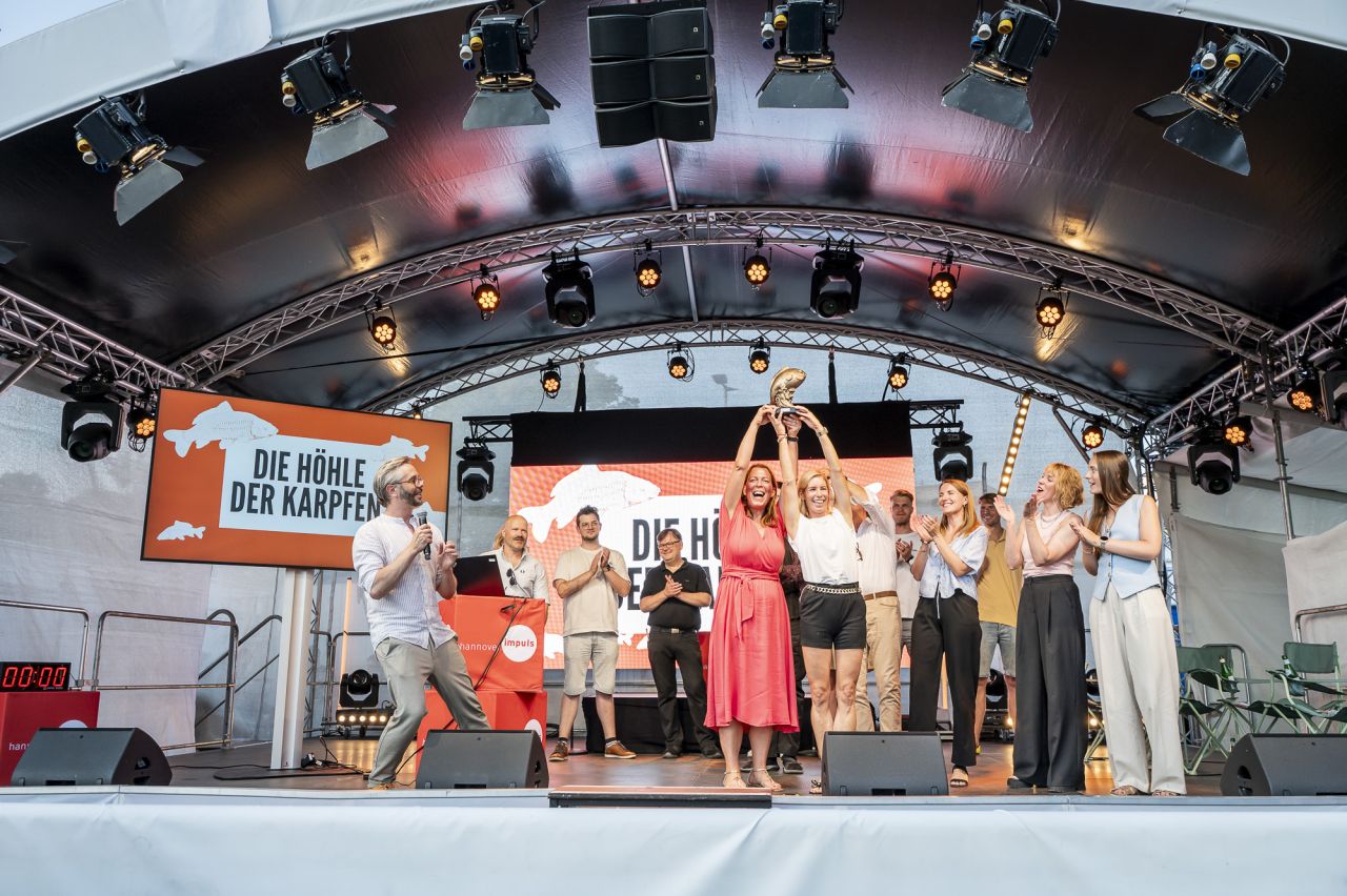 Die Höhle der Karpfen: Katja Ohly-Nauber und Constanze Stock überzeugen die Jury mit ALL ABOUT MIDLIFE