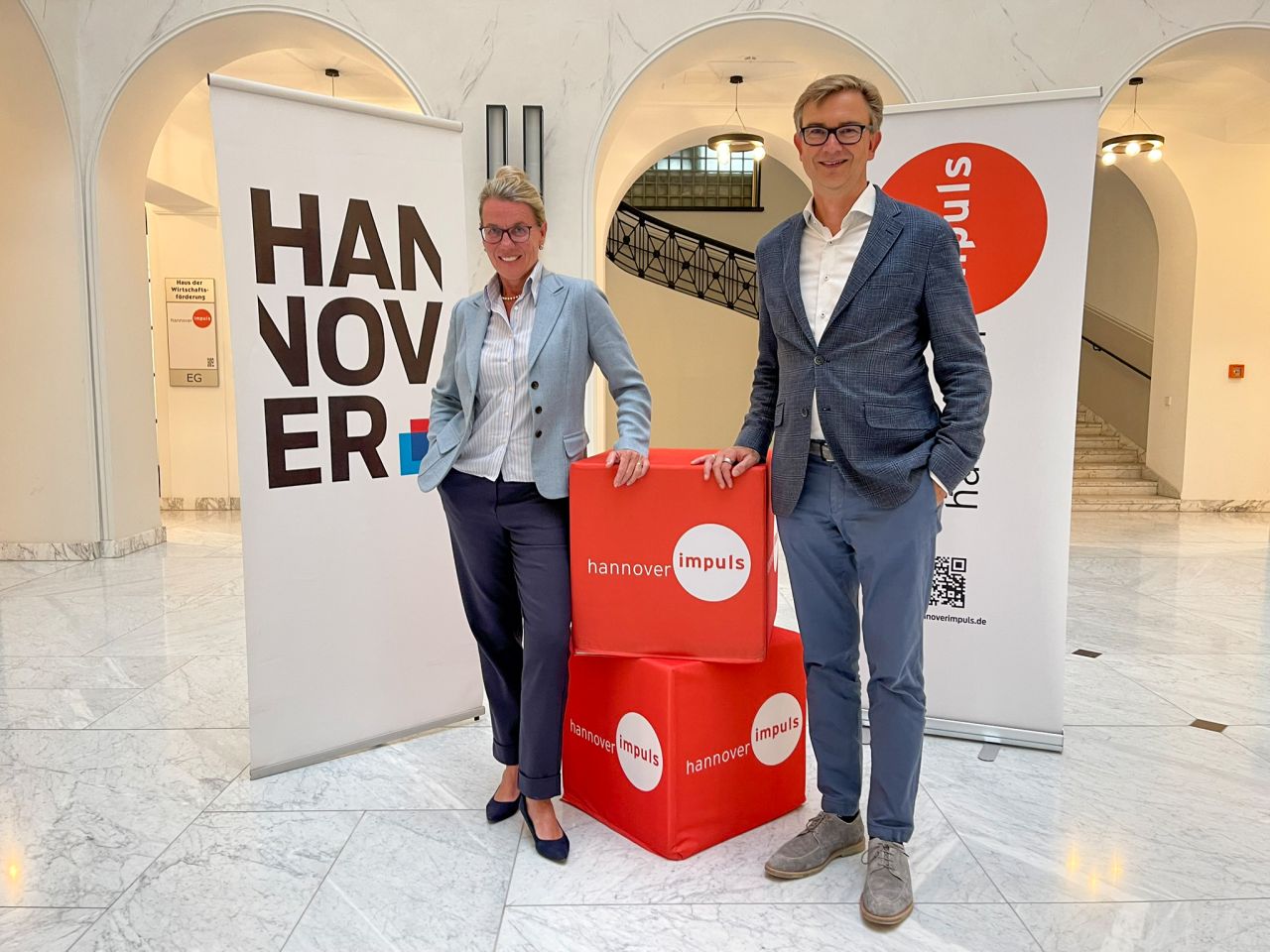 Doris Petersen, Geschäftsführerin von hannoverimpuls, und Prof. Hans-Jürgen Wieben, Präsident der FHDW Hannover, ergreifen gemeinsam Initiativen, um junge Menschen für Gründung zu begeistern.