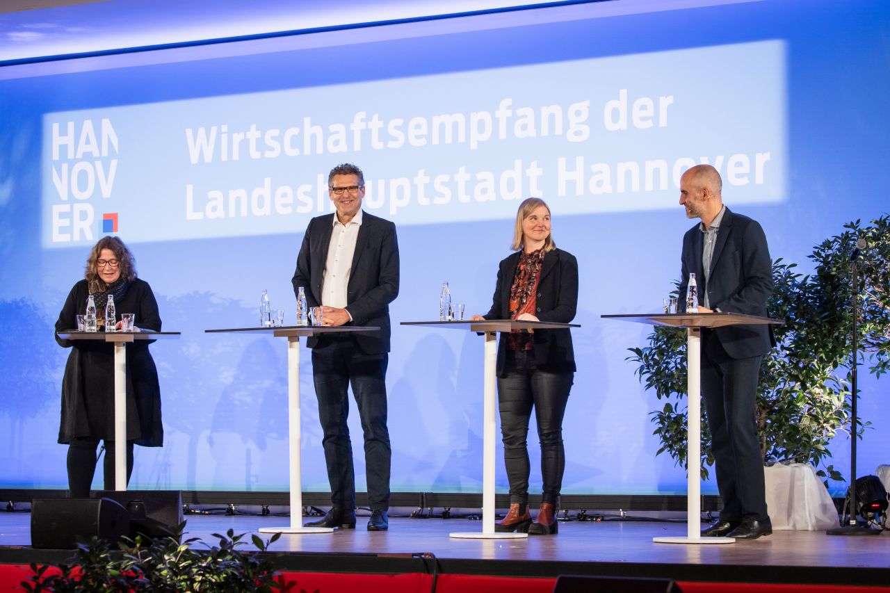 Podiumsdiskussion beim Wirtschaftsempfang der Landeshauptstadt Hannover: Wirtschafts-u.Umweltdezernentin Anja Ritschel, Jörg Mühle (Mitglied der Geschäftsleitung von heise medien), Prof. Dr. Maylin Wartenberg (Hochschule Hannover) und Oberbürgermeister Belit Onay