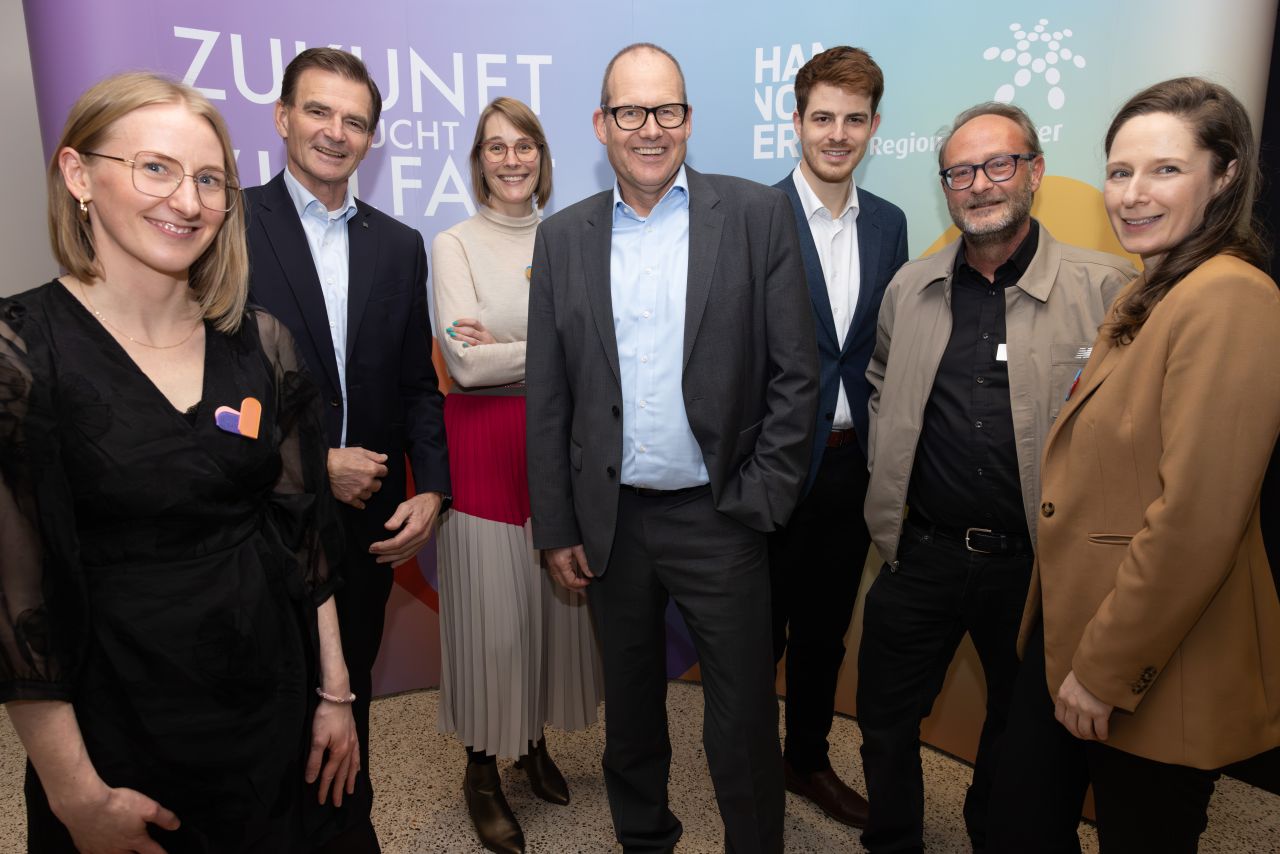 v.l. Finja Hartwig (Wirtschaftsförderung Region Hannover), Dr. Andreas Jäger (Arnold Jäger Holding GmbH), Julia Kümper (Teamleitung Wirtschaftsförderung), Ulf-Birger Franz (Wirtschaftsdezernent Region Hannover), Dr. Dominik Austrup (Business Council for Democracy), Prof. Dr. Thomas Beschorner (Universität St. Gallen), Melanie Ablbrecht (Wirtschaftsförderung Region Hannover)