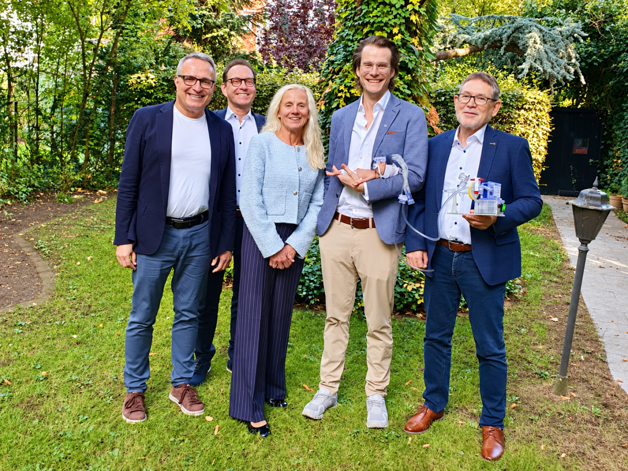 Beim Notartermin am 16. Oktober 2026 in Hannover (v. l. n. r.): Dr. Dirk Schäfer (CFO, InhalPlus), Ralf Borchers (Geschäftsführer, NBank Capital), Susanne Hauck (Beteiligungsmanagerin, NBank Capital), Dr. Felix Carl Wiegandt (Geschäftsführer, InhalPlus) und Dr. Gerhard Pohlmann (CSO, InhalPlus) mit Prototypen des InhalPlus Bypass-Systems.