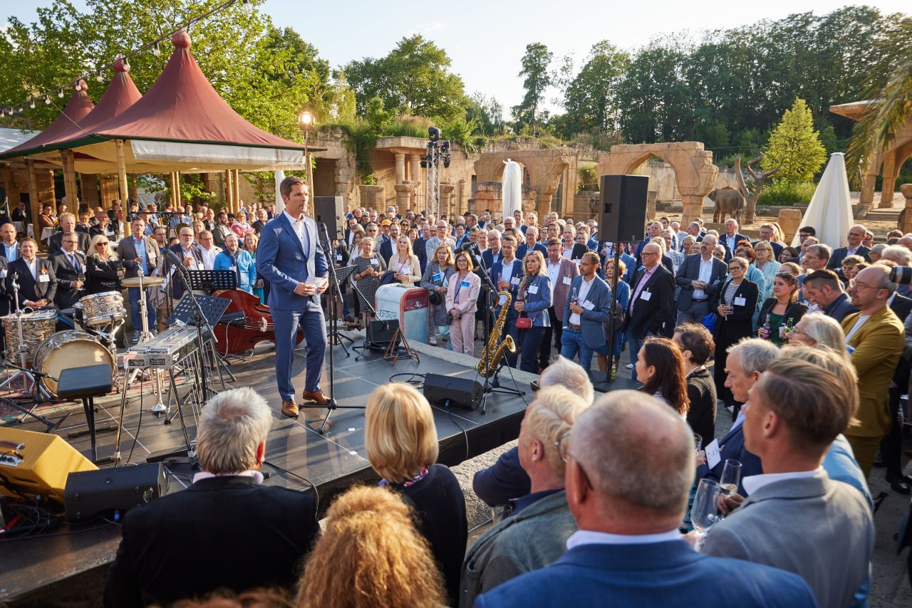 Gastgeber Krach begrüßt die Gäste