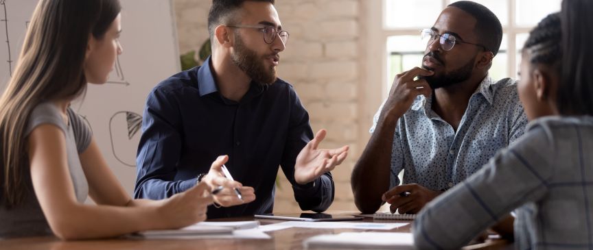 Gesprächsgruppe mit zwei Männern und zwei Frauen.