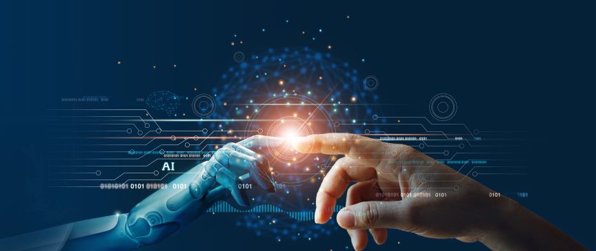 Roboterhand und Menschenhand berühren sich