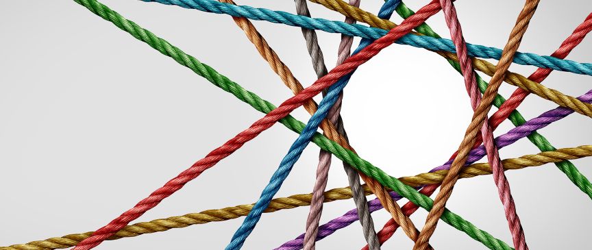 Viele bunte Seile übereinander gelegt.