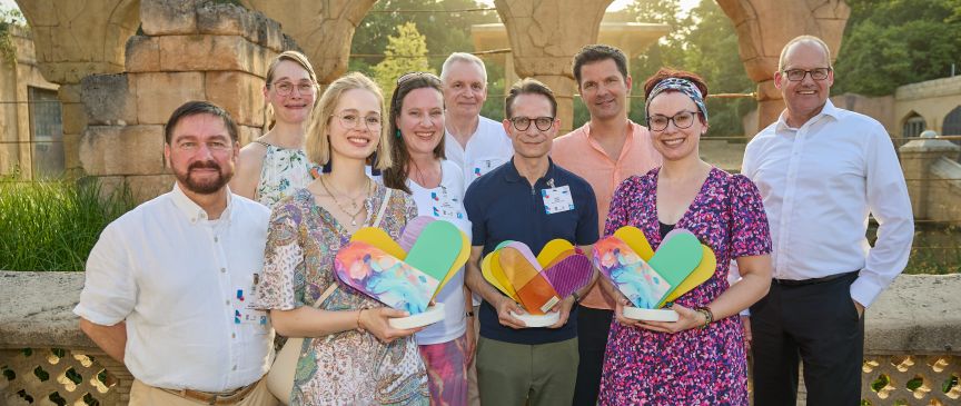 Die Gewinner*innen des ZUKUNFT braucht VIELFALT-Award mit mit Julia Kümper, Teamleitung Wirtschaftsförderung der Region Hannover,, Steffen Krach, Regionspräsident und Ulf-Birger Franz, Wirtschaftsdezernent.