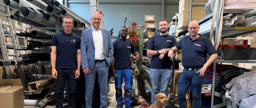 v.l.n.r. Marcus Voitel, Koordinator und Beratungsleitung Umsteigen statt Aussteigen, Ulf-Birger Franz, Wirtschaftsdezernent der Region Hannover, Didier Donfack Kana und Ole Zimmermann, ehemalige Studienabbrecher und Gesellen der Behrens Wasser Wärme GmbH, Jens Niemann, Geschäftsführer der Behrens Wasser Wärme GmbH