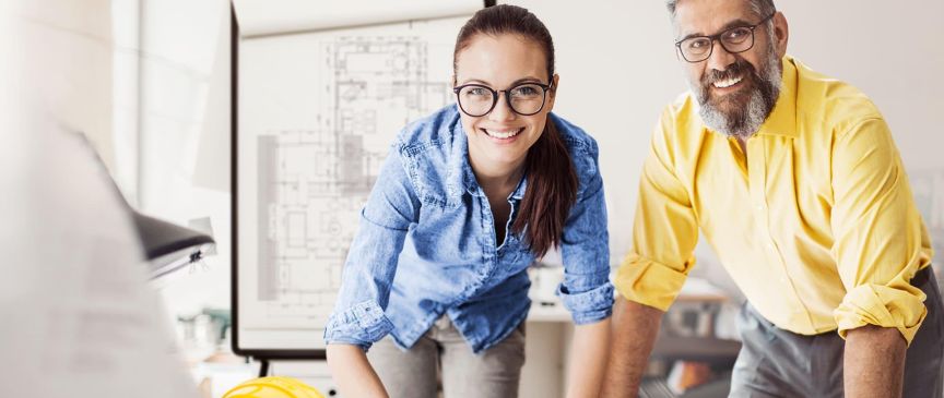 Geschäftsführer und Mitarbeiterin einer Architekturfirma.