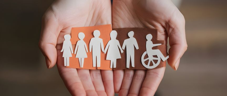 Ausgeschnittene Papierfiguren in einer offenen Hand