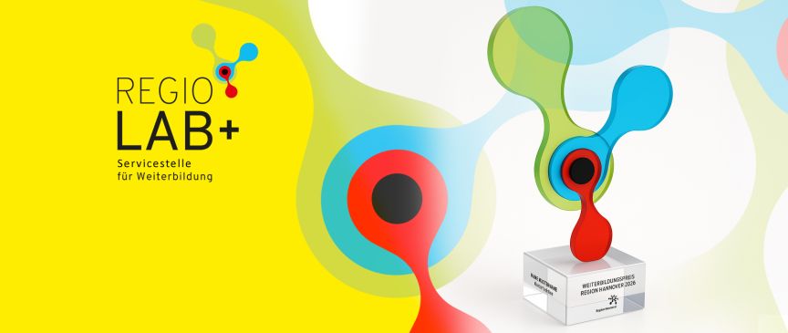 Bunter Designpreis-Award auf weißem Sockel neben dem Logo „RegioLAB+ Servicestelle für Weiterbildung" auf gelbem Hintergrund.