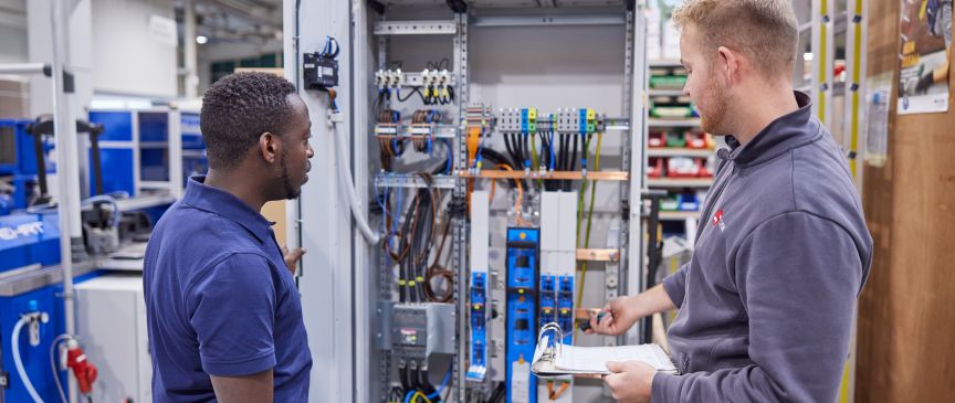 Felix Spremberg und ein Monteur in der Werkstatt.