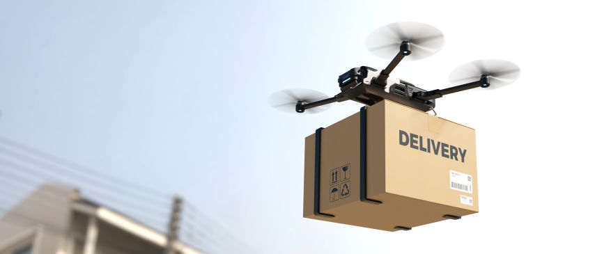 Drohne trägt Paket.