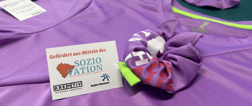 Haargummis, die im Projekt hergestellt wurde in Lila mit einem Schild dran.