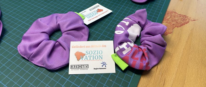 Haargummis, die im Projekt hergestellt wurde in Lila mit einem Schild dran.