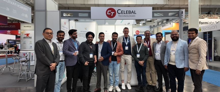 Gruppe von ca. 13 Personen vor dem Messestand von „Celebal Technologies" in einer Ausstellungshalle.