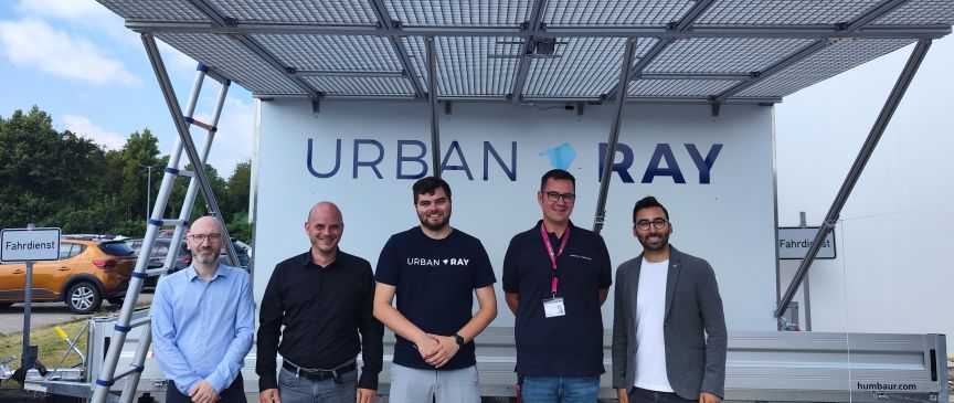 Fünf Männer vor einem Truck mit Aufschrift Urban Ray