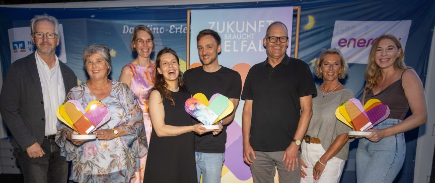 Die Gewinner*innen des ZUKUNFT braucht VIELFALT-Award mit Julia Kümper, Teamleitung Wirtschaftsförderung der Region Hannover,, Steffen Krach, Regionspräsident und Ulf-Birger Franz, Wirtschaftsdezernent.