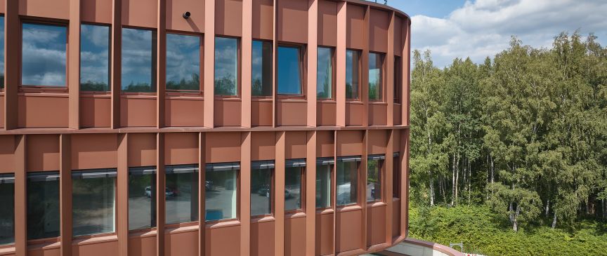 Baustellenbild mit Fassade des OPTICUM im Wissenschaftspark Hannover-Marienwerder