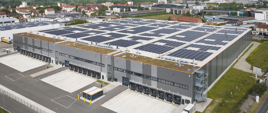 Große Logistikhalle aus Vogelperspektive