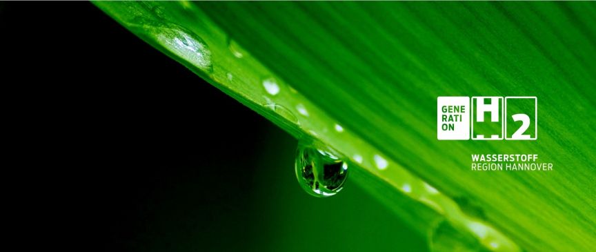 Grünes Blatt mit Wassertropfen, daneben Logo „Generation H2 – Wasserstoff Region Hannover"