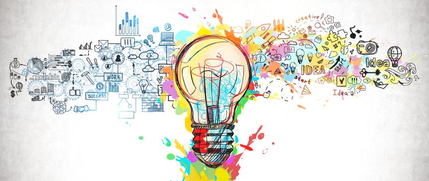 Glühbirne mit bunten Farbspritzern, umgeben von Skizzen zu Geschäftskonzepten und Texten wie „Idea", „Start", „Creative".
