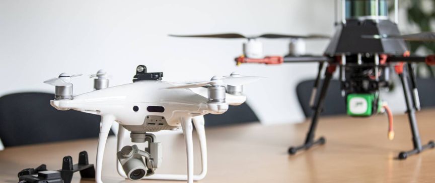 Zwei verschiedene Drohnen.