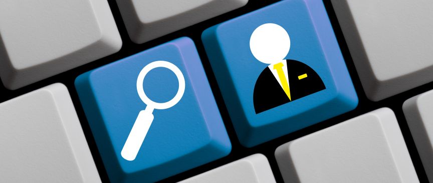 Computertastatur mit zwei blauen Tasten: eine mit Lupe-Symbol, eine mit Personen-Symbol in Anzug.