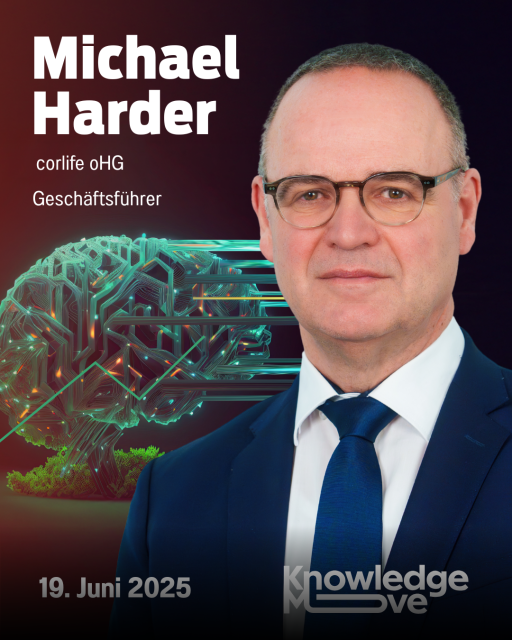 Porträtfoto von Michael Harder, Geschäftsführer corlife oHG, vor KI-Gehirn-Grafik. Event: Knowledge Move, 19. Juni 2025.
