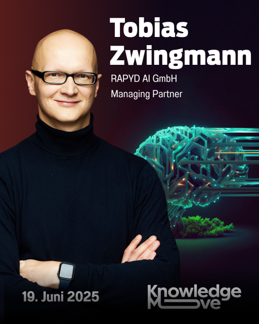Tobias Zwingmann, Managing Partner RAPYD AI GmbH, vor KI-Gehirn-Grafik. Event: KnowledgeMove, 19. Juni 2025.