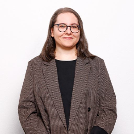 Frau mit Brille und brauen Haaren
