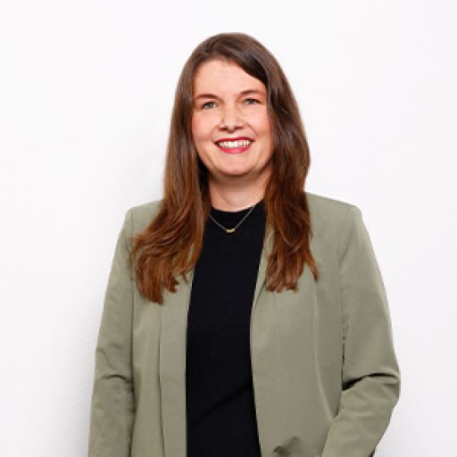 Frau in Blazer mit brauen langen Haaren