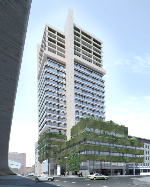 Modernes Hochhaus mit begrünten Terrassen im unteren Bereich, umgeben von Straßen mit Autos und Fußgängern.