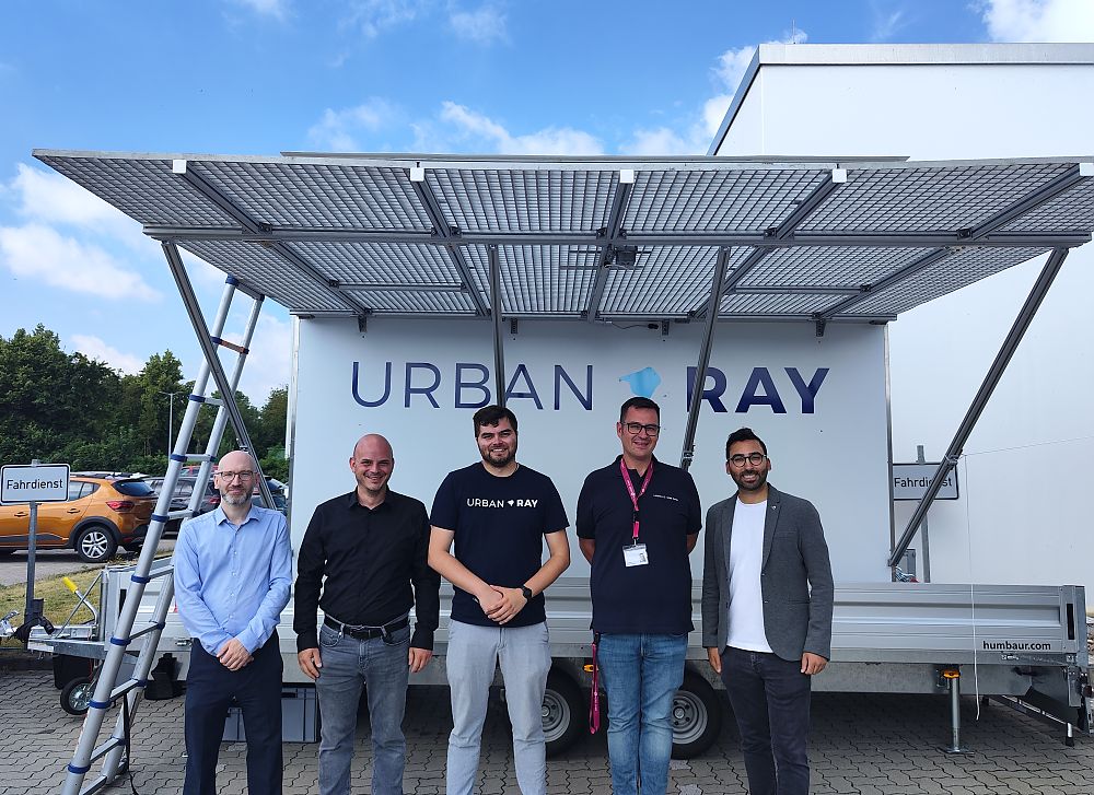 Fünf Männer vor einem Truck mit Aufschrift Urban Ray