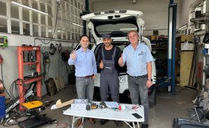 Tornike Murtskhavaladze, Leiter des Welcome Center Region Hannover, KFZ-Mechatroniker Mohamed Chamakh und Michael Erben,  Geschäftsführer vom Autohaus Bennigsen GmbH.