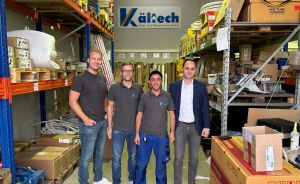 Jannes Lehmann, Personalleiter bei Kältech, Julian Kutzinski, Meister für Kälte- und Klimatechnik bei Kältech, Faoudi Jlidi, Mechatroniker bei Kältech, und Tornike Murtskhavaladze, Leiter des Welcome Center Region Hannover