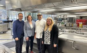 Tornike Murtskhvaladze, Leiter des Welcome Center Region Hannover, Anke Zeisig, Geschäftsführerin Dorff Küche GmbH, Remoon Mekhaiel Naoum Ryead, Koch aus Ägypten, Laura Brandes, Integrationsbeauftragte im Klinikum Wahrendorff