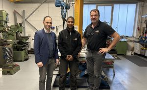 Tornike Murtskhvaladze, Leiter des Welcome Center Region Hannover, Aymen Tabbal, Mechatroniker für Kältetechnik und Alfio Stuto, Geschäftsführer AS-Drucklufttechnik GmbH