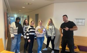 APS Akademie für Pflege und Soziales GmbH Azubis mit dem Award