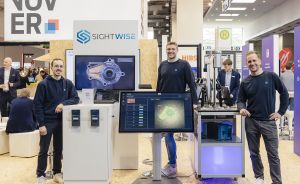 Drei Männer stehen am Messestand von SightWise auf der Hannover Messe mit Bildschirmen und technischen Geräten.