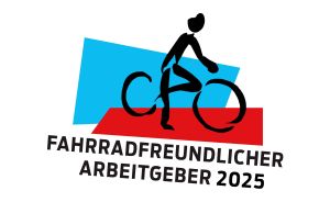 Logo mit Piktogramm einer Person auf Fahrrad vor blau-roter Fläche. Text: „Fahrradfreundlicher Arbeitgeber 2025"