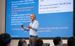 Mann präsentiert vor Leinwand mit Studie „ERC science and invention: Does ERC break free from the EU Paradox?"