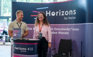 Zwei Personen stehen am Stand der Konferenz „Horizons #25 by heise", 01. & 02. September 2025, Hannover.