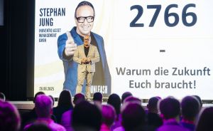 Stephan Jung von Inoventiq Asset Management hält am 26.06.2025 einen Vortrag „Warum die Zukunft Euch braucht!" vor Publikum.