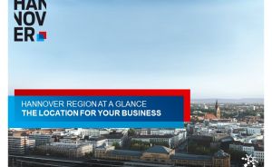 Luftaufnahme der Stadt Hannover mit Stadtsilhouette, blauem Himmel und Text „The Location for Your Business".