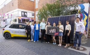 Mitwirkende vom Zukunftsfestival SHIFT NOW vor einem Solarpanel.