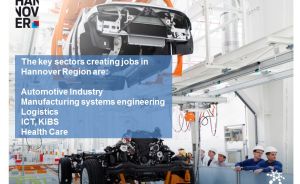 Fahrzeugmontage in einer Fabrik; Text listet Hannover Regions Schlüsselbranchen: Automotive, Logistik, ICT, Gesundheit.