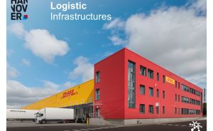 DHL-Logistikzentrum in Hannover: rotes Bürogebäude, gelbe Lagerhalle, LKW an Laderampe, bewölkter Himmel.