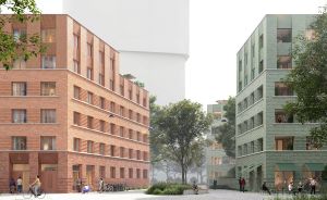 Städtischer Platz mit Kopfsteinpflaster, rotem Backsteingebäude links, grünem Gebäude rechts mit Café, Bäumen und Fußgängern.