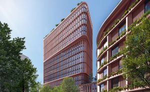 Zwei moderne Hochhäuser mit roter Fassade und begrünten Balkonen, belebter Platz mit Bäumen und Passanten.