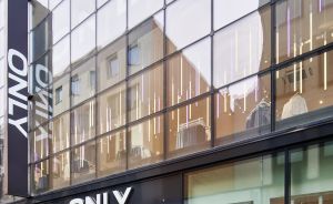 Außenansicht eines ONLY-Bekleidungsgeschäfts mit Glasfassade, Schaufenstern mit Schaufensterpuppen und Eingangsbereich.
